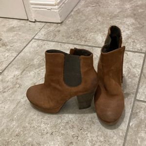 Suede boots elastic on the side with zipper chunky heel very light brown